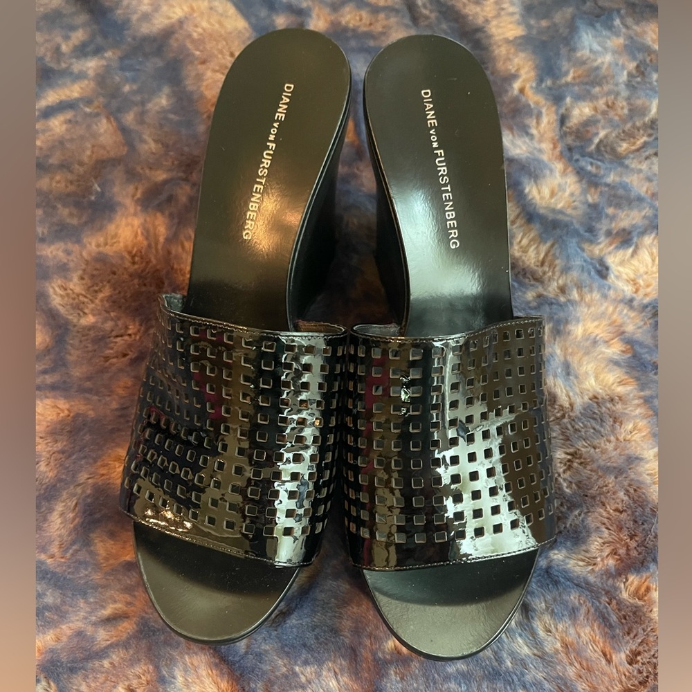 NEW Diane Von Furstenberg Black Patent Mules with Intricate Design - Picture 2 of 10